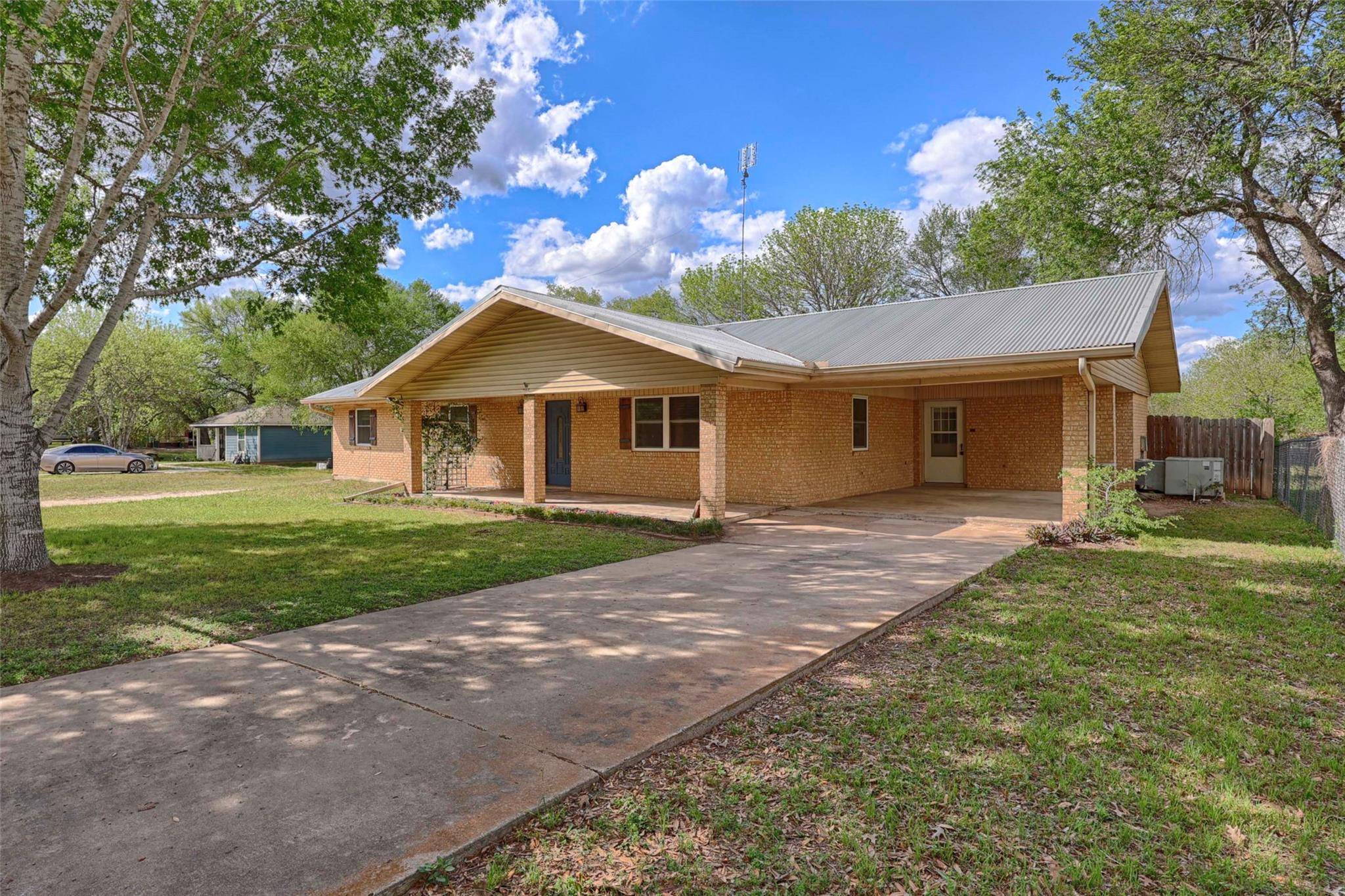 705 S La Grange ST, Flatonia, TX 78941