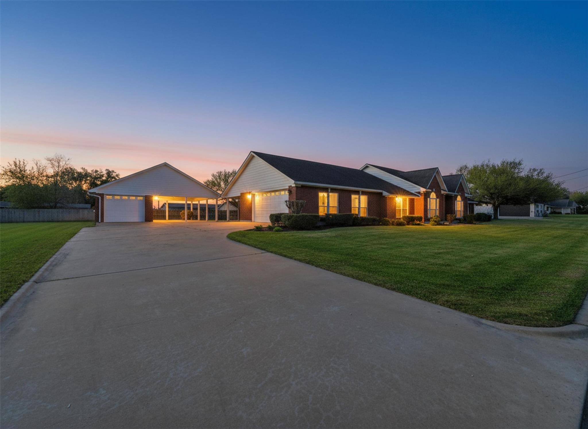 714 Louisiana Ave, Shiner, TX 77984