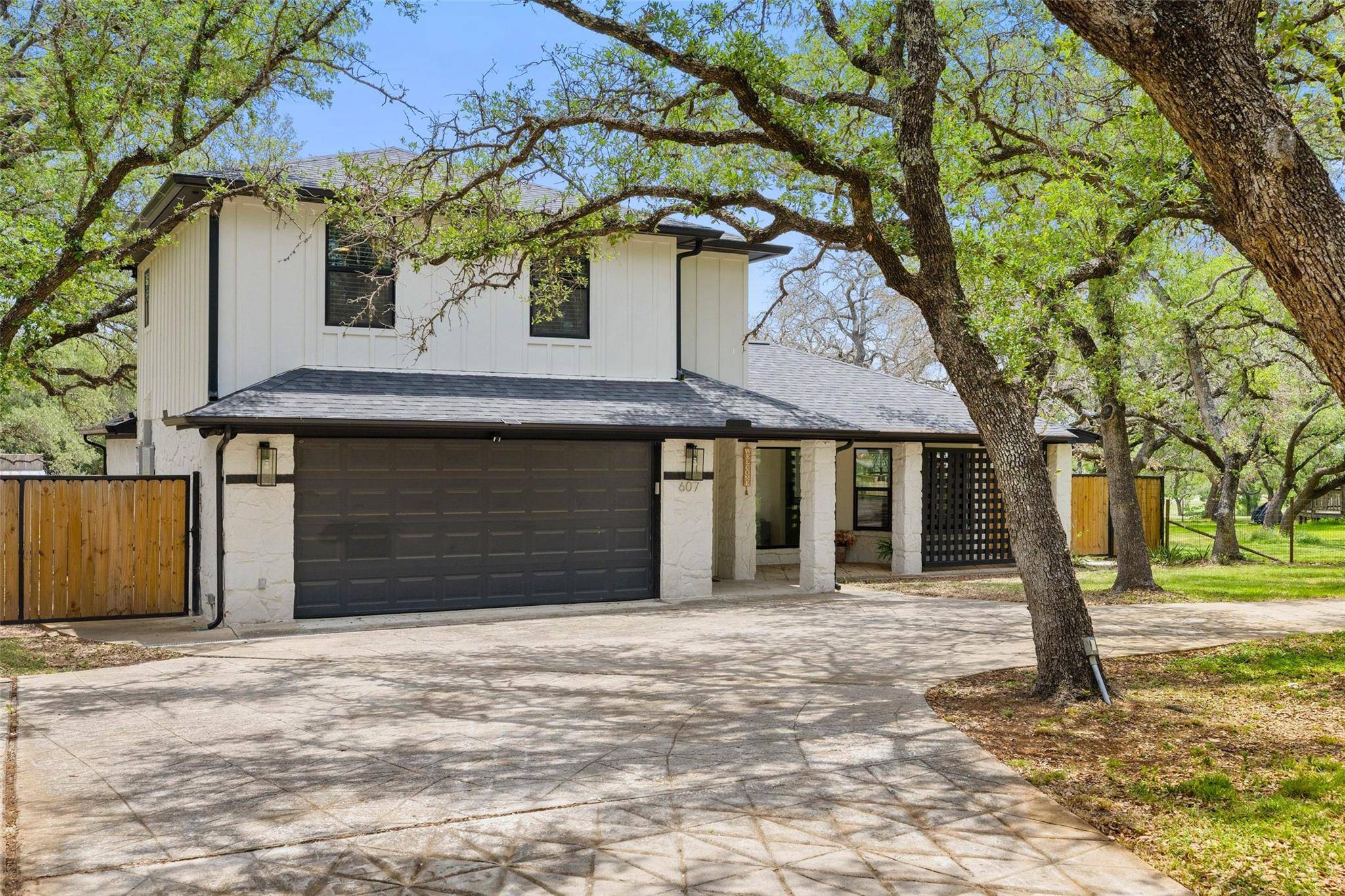 607 Liveoak DR, Johnson City, TX 78636