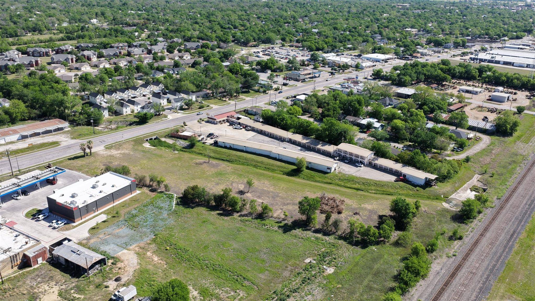 2215 W 2nd ST W, Taylor, TX 76574