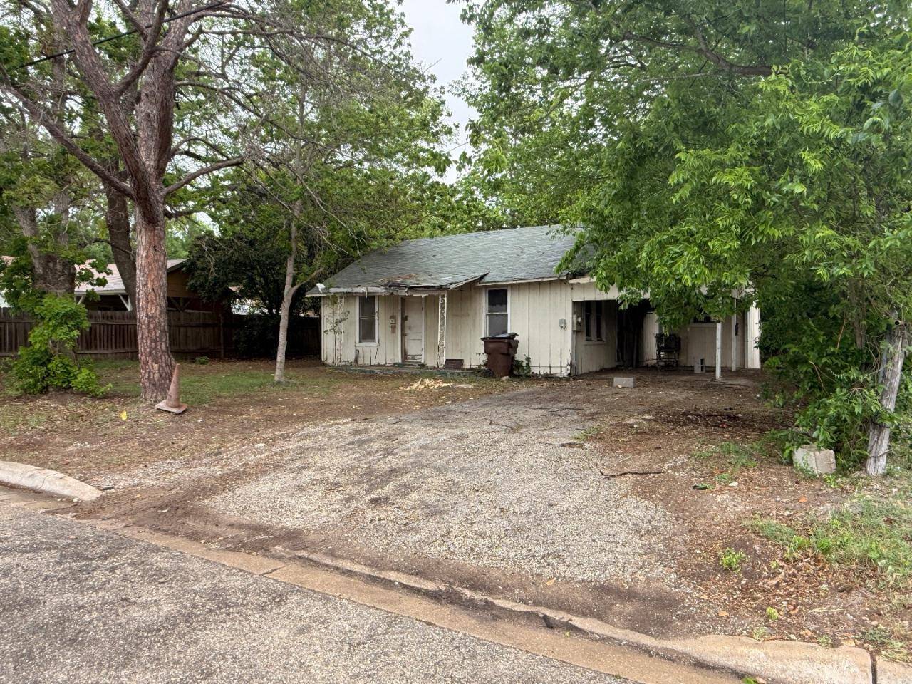 918 S Brazos ST, Lockhart, TX 78644