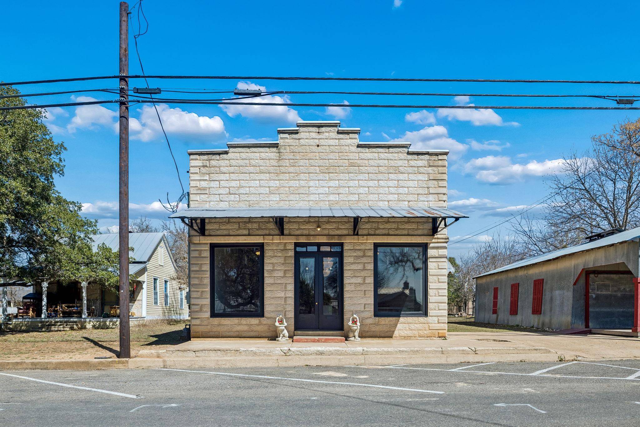 606 High ST, Comfort, TX 77318
