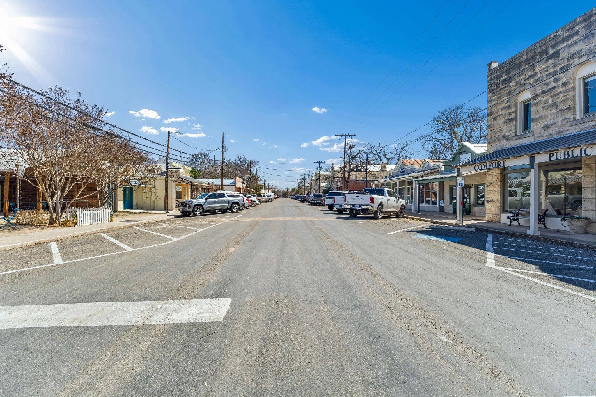 606 High ST, Comfort, TX 77318