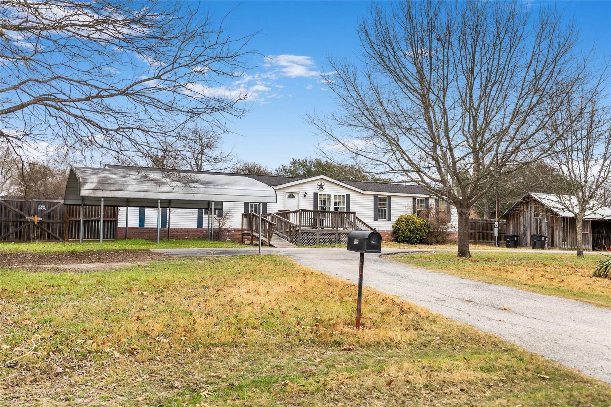 1005 Baumgarten ST, Schulenburg, TX 78956