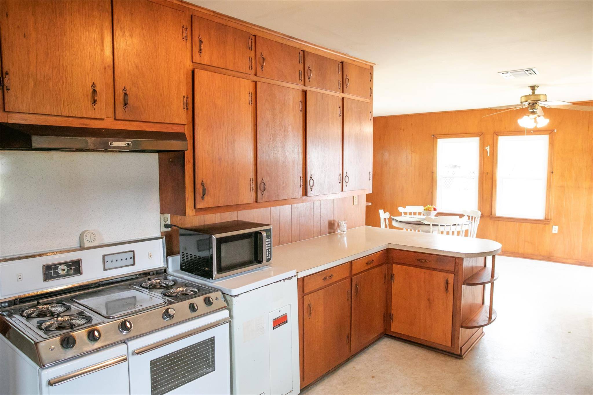 400 N Brazos ST, Burton, TX 77835
