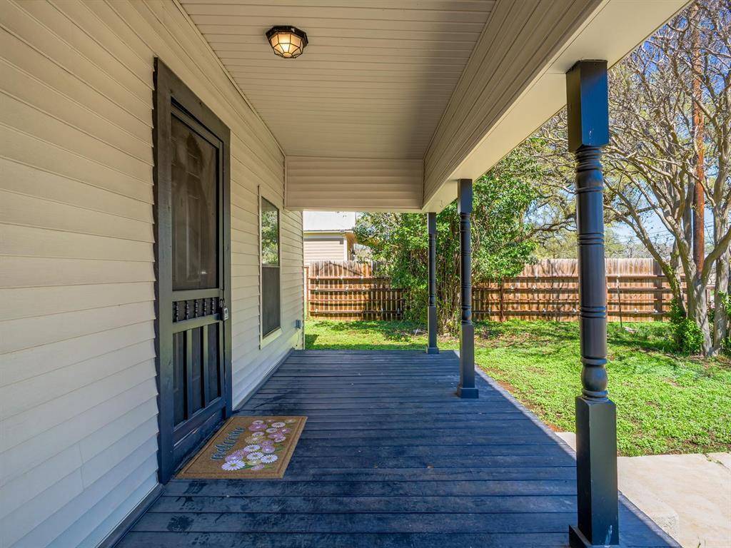 103 N Avenue Q Ave, Johnson City, TX 78636