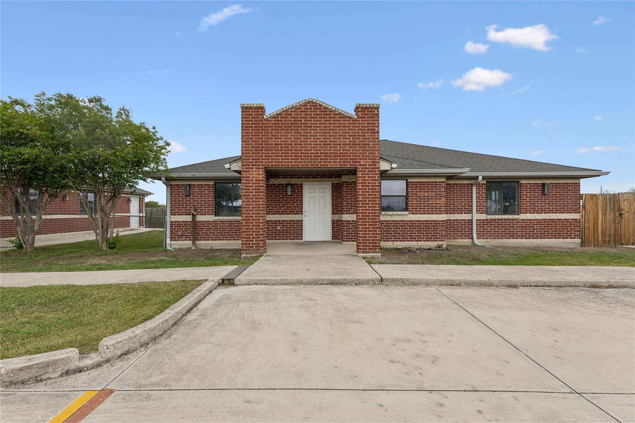 1024 S Guadalupe ST, Lockhart, TX 78644