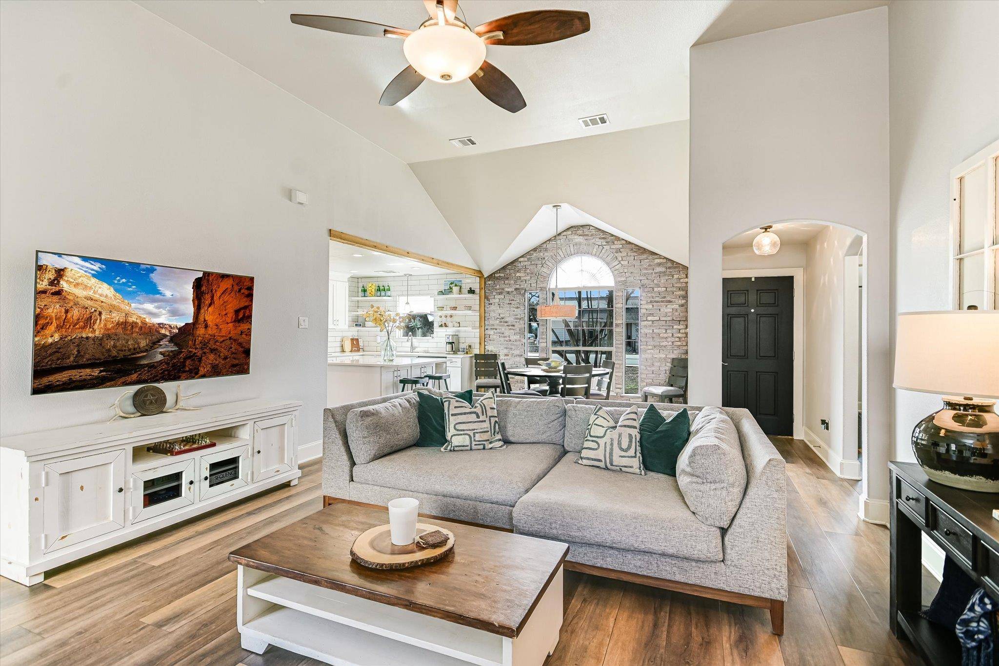 18516 Champions CIR, Point Venture, TX 78645