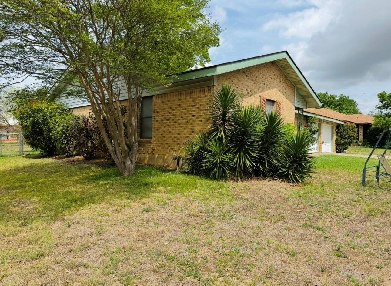206 Loesch DR, Elgin, TX 78621