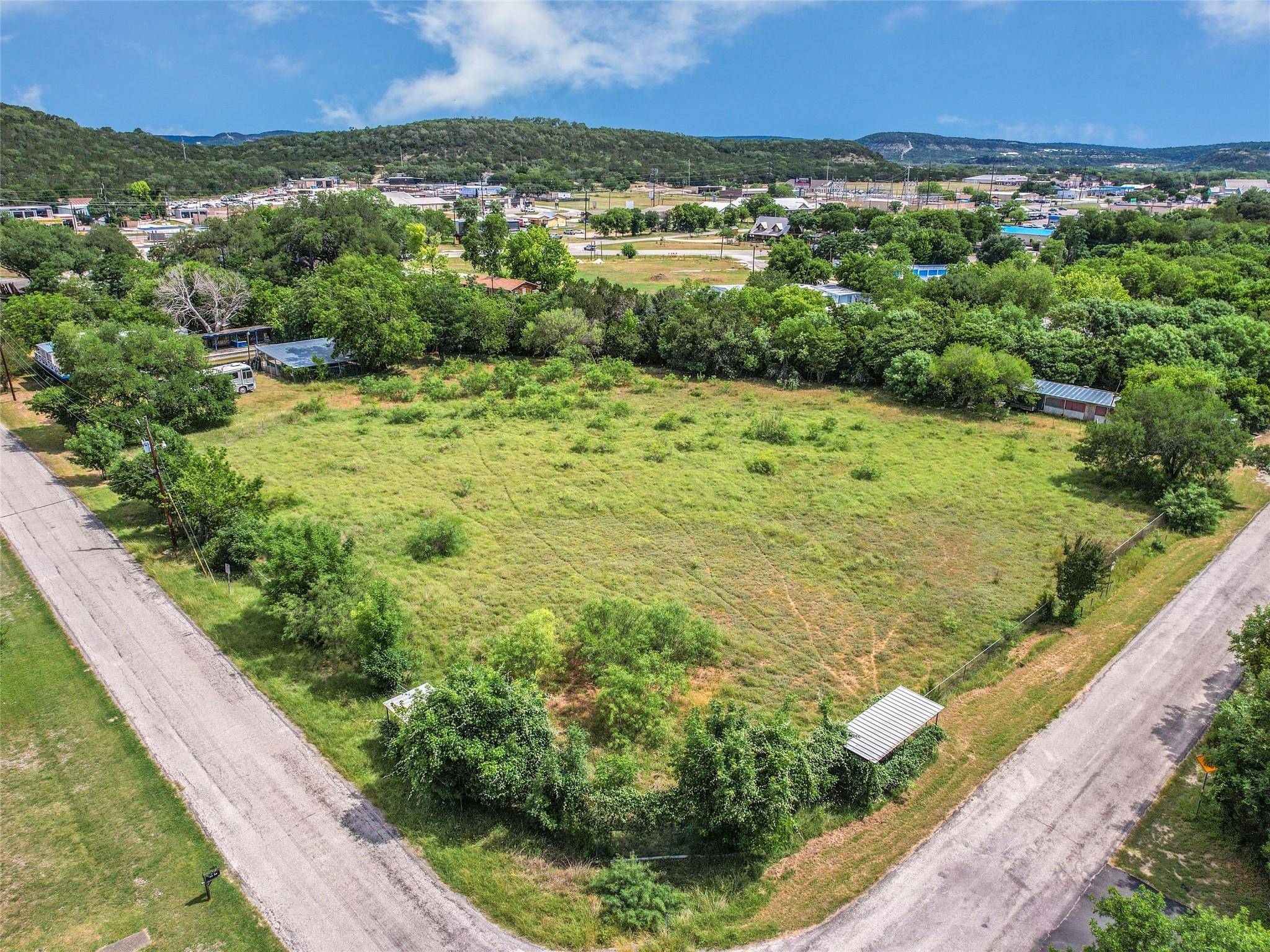 201 Oak DR, Canyon Lake, TX 78132