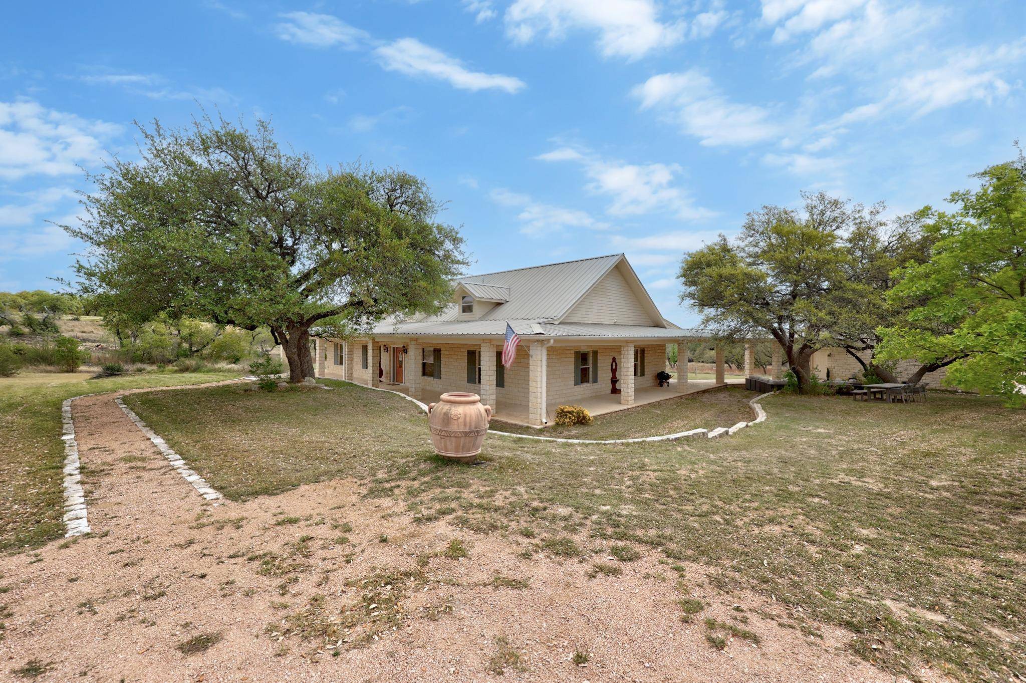 301 Hall LN, Spicewood, TX 78669