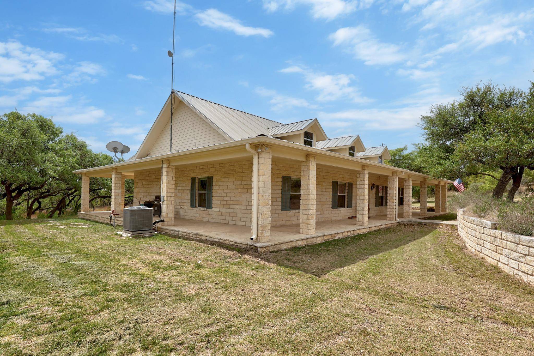 301 Hall LN, Spicewood, TX 78669