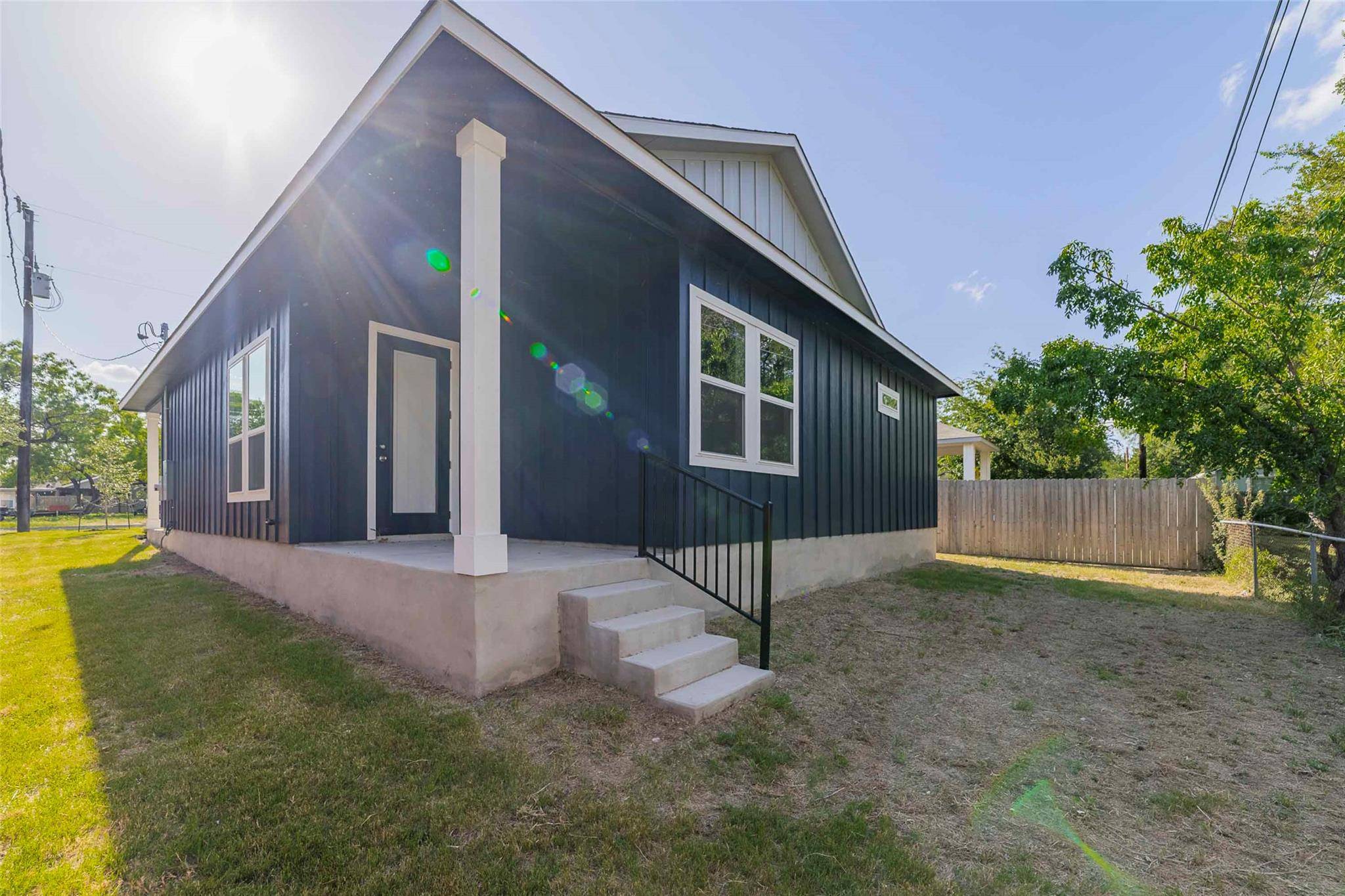 639 Magnolia LN, Cottonwood Shores, TX 78657