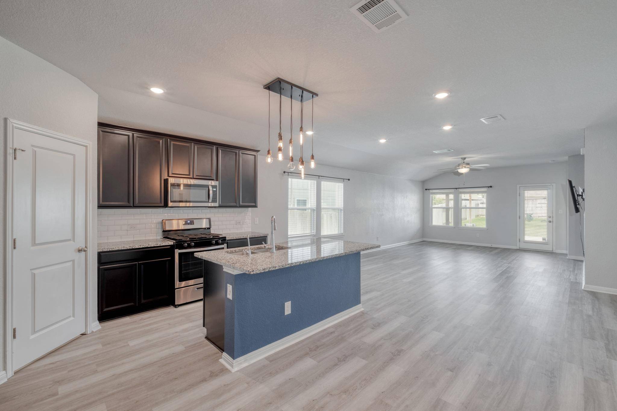 200 Waterway Ave, Hutto, TX 78634