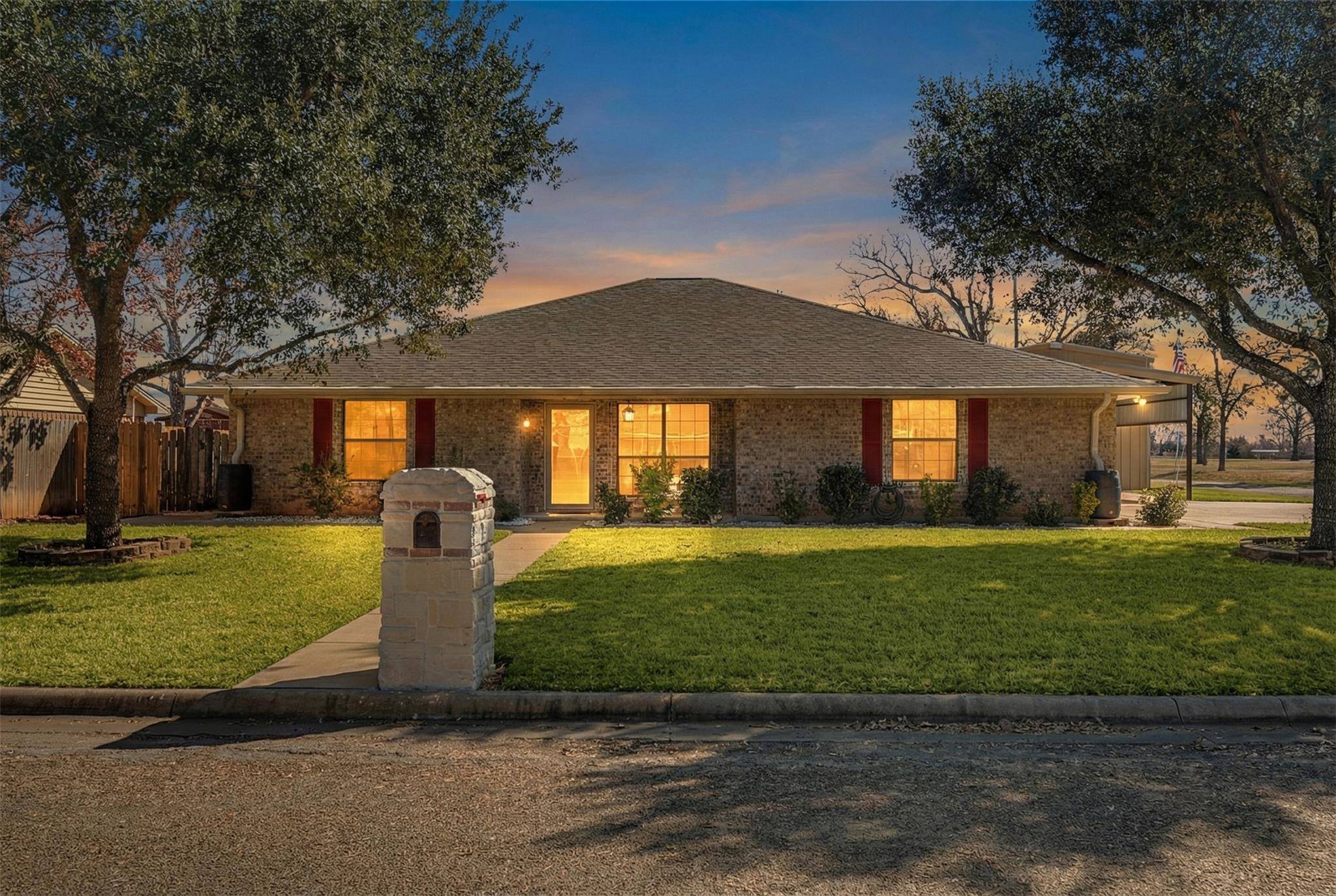 1601 Sunset CIR, Cameron, TX 76520
