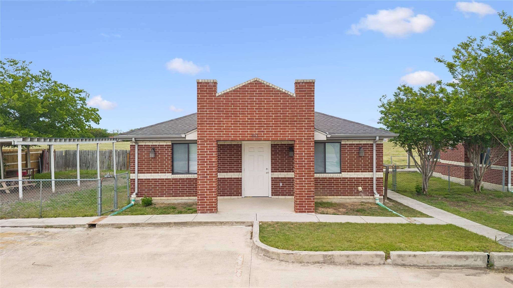 1020 S Guadalupe ST, Lockhart, TX 78644