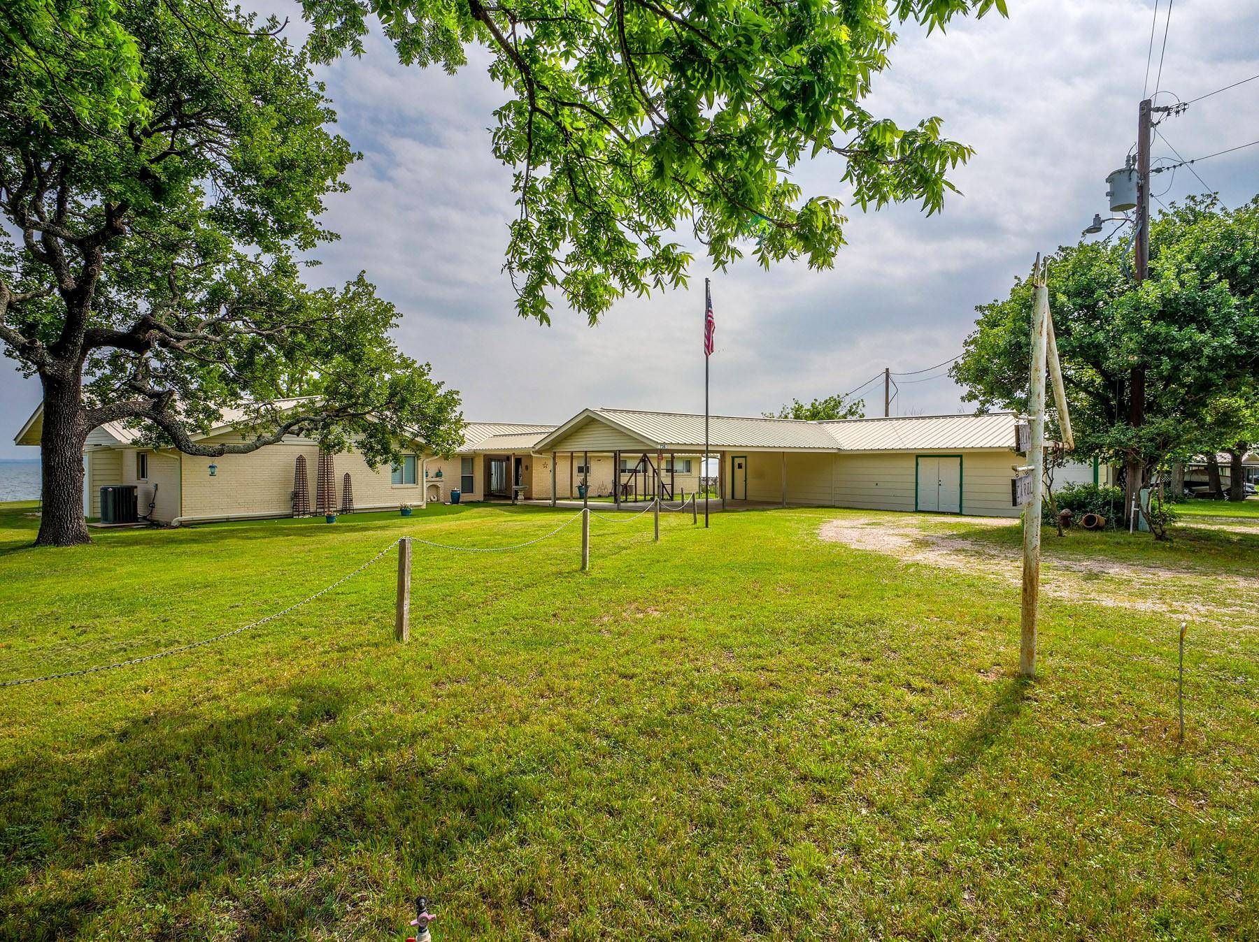 736 W Lakecrest DR, Bluffton, TX 78607