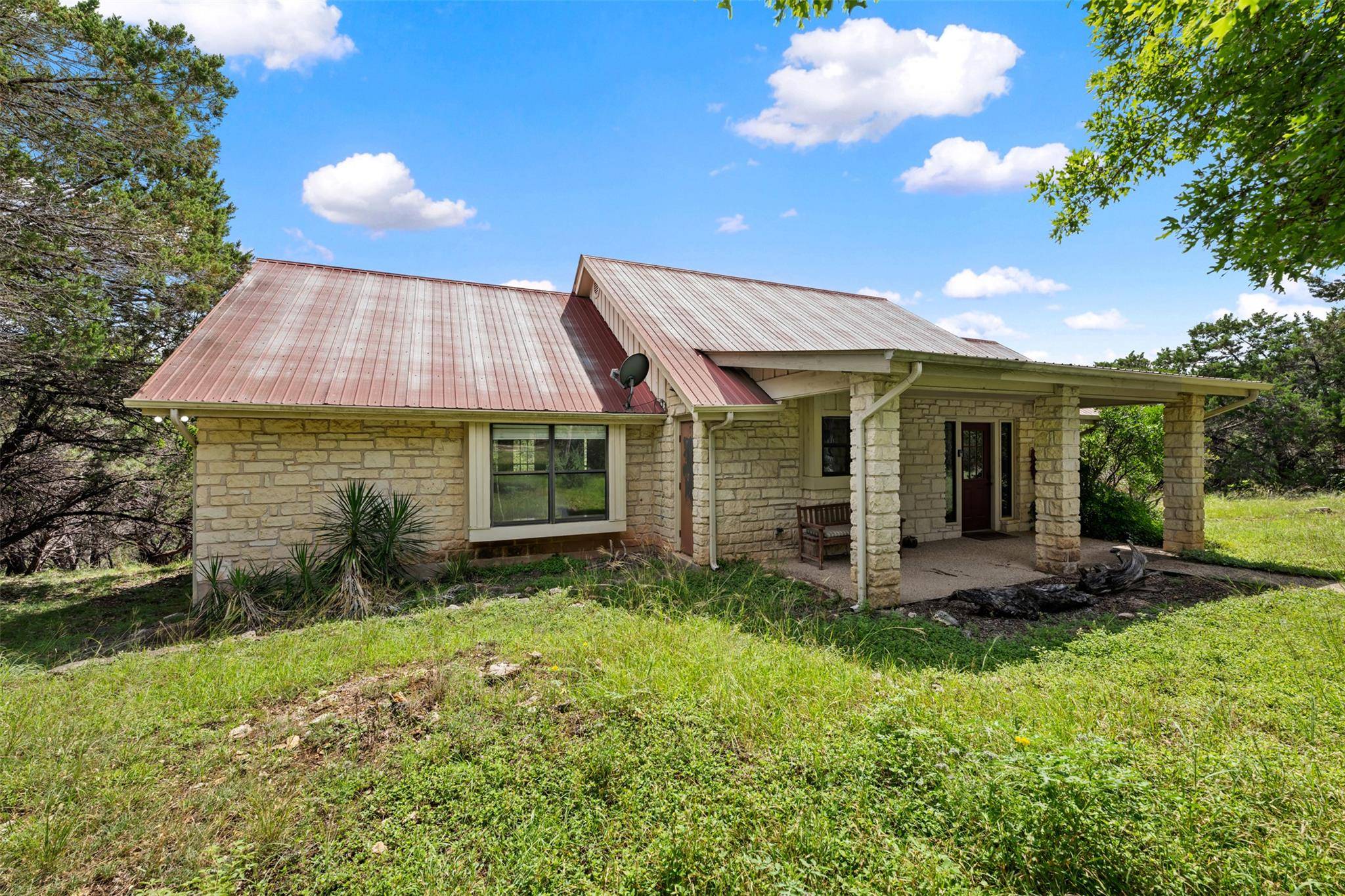 555 Hillsedge RD, Wimberley, TX 78676