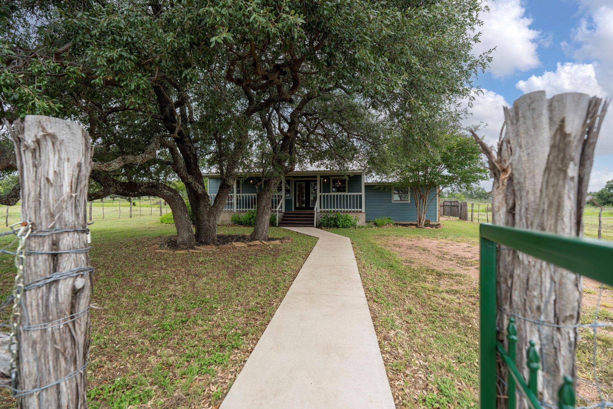 225 Ischar LN, Mason, TX 76856