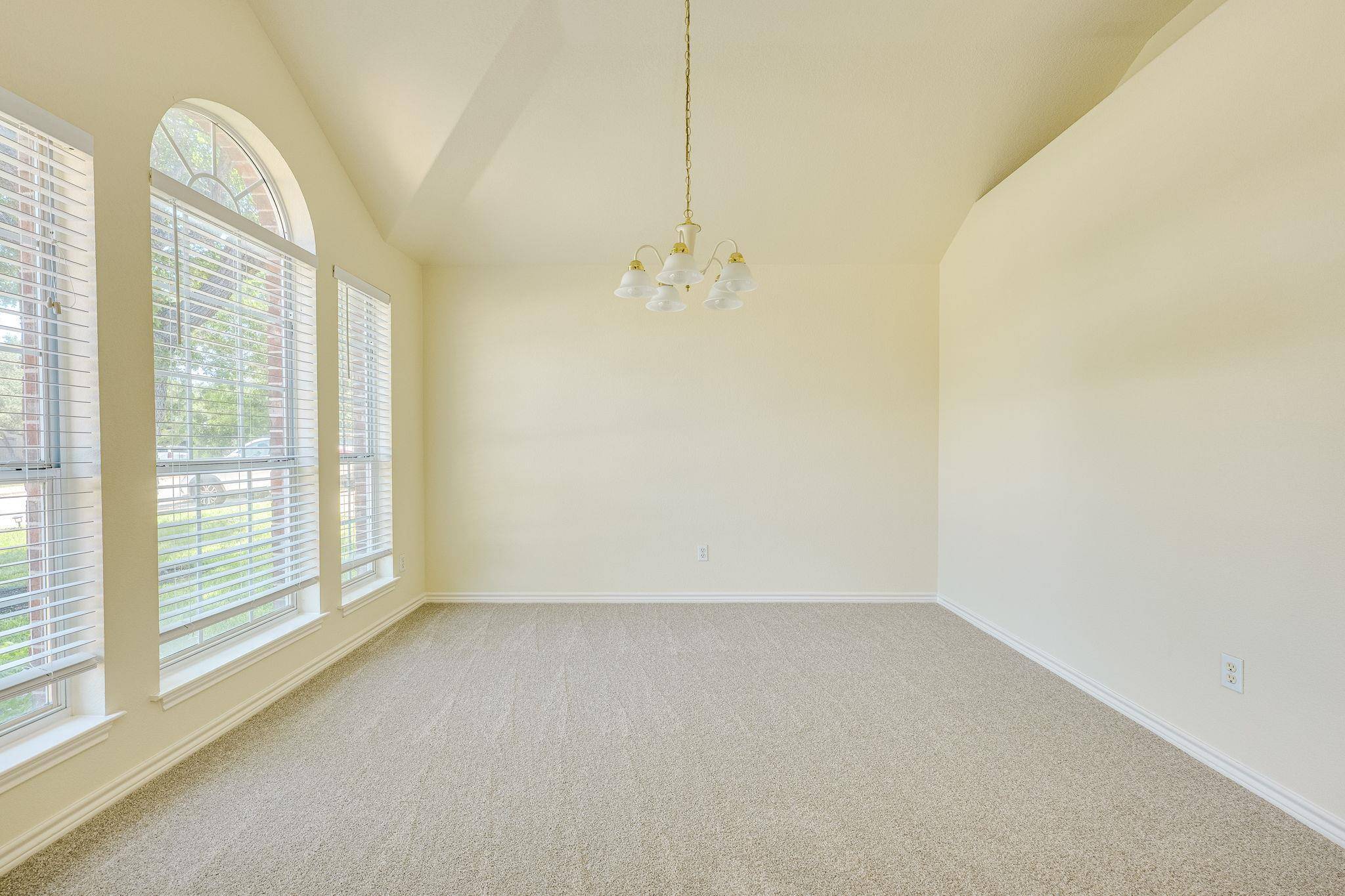 111 Arrowhead LN, Georgetown, TX 78628