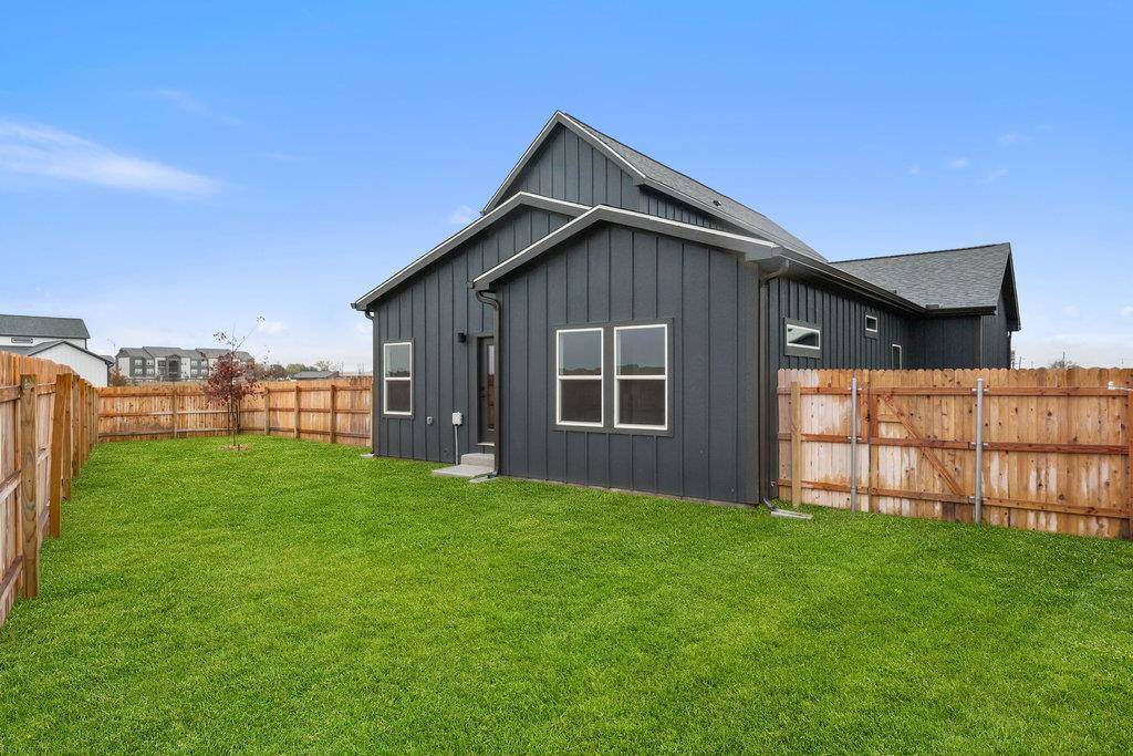 2025 Applewood DR, Lockhart, TX 78644