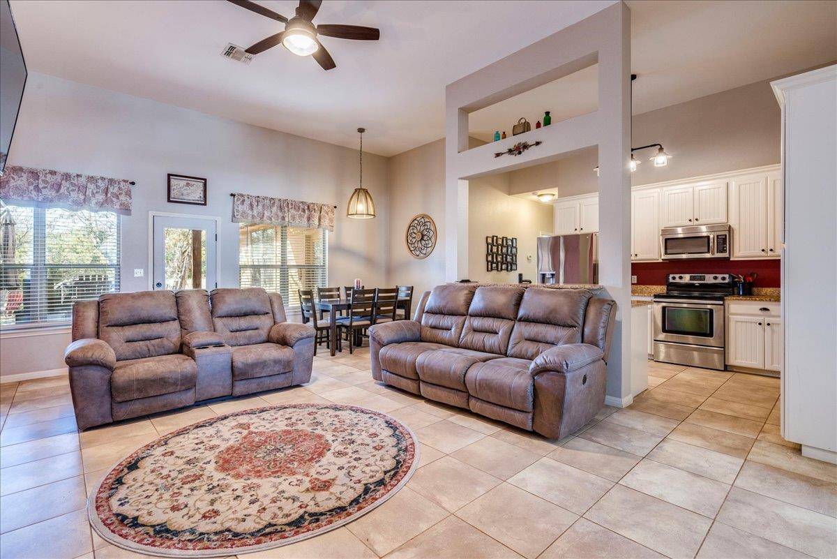 11 Rhapsody LN, Wimberley, TX 78676