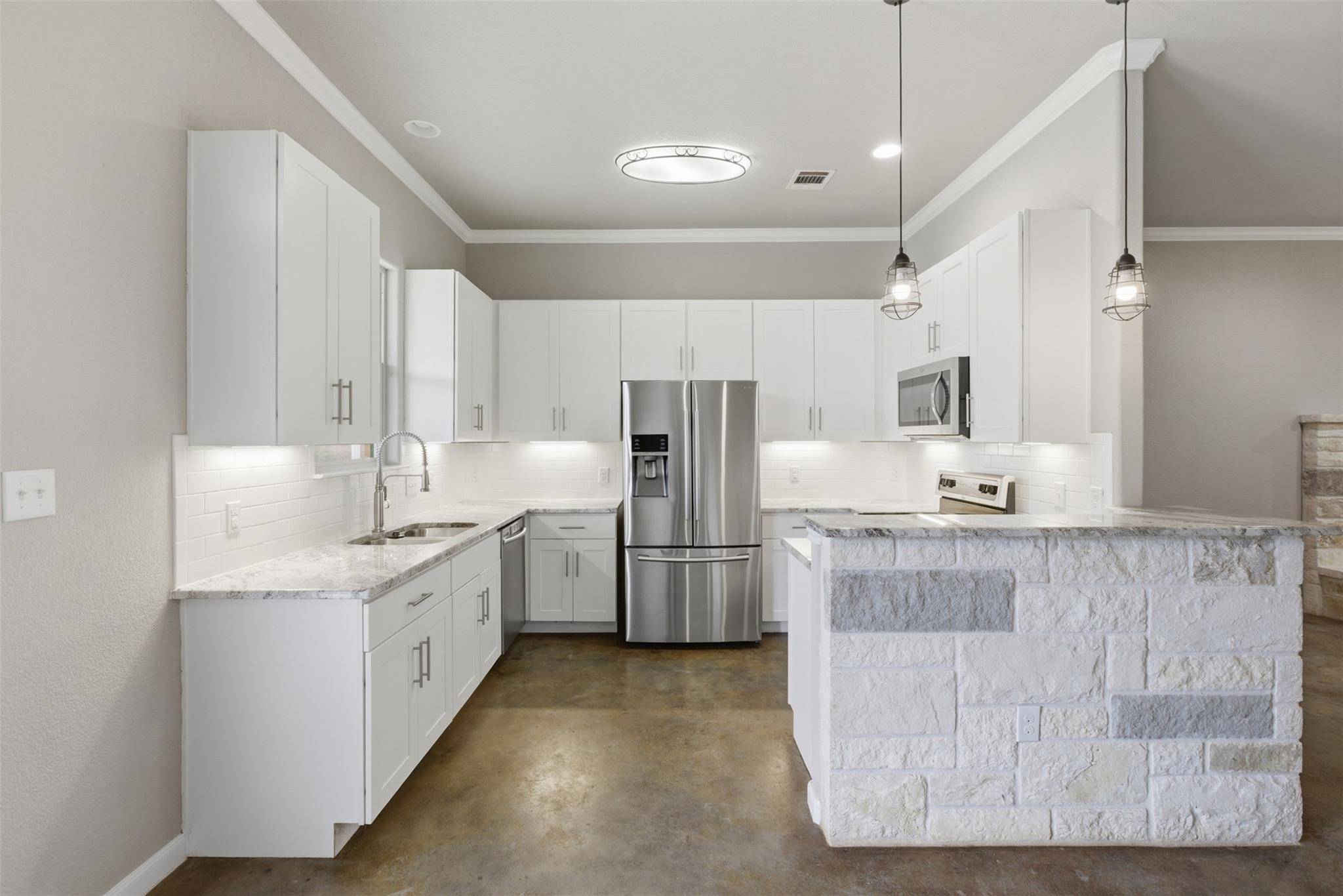 182 Waipahoehoe DR, Bastrop, TX 78602