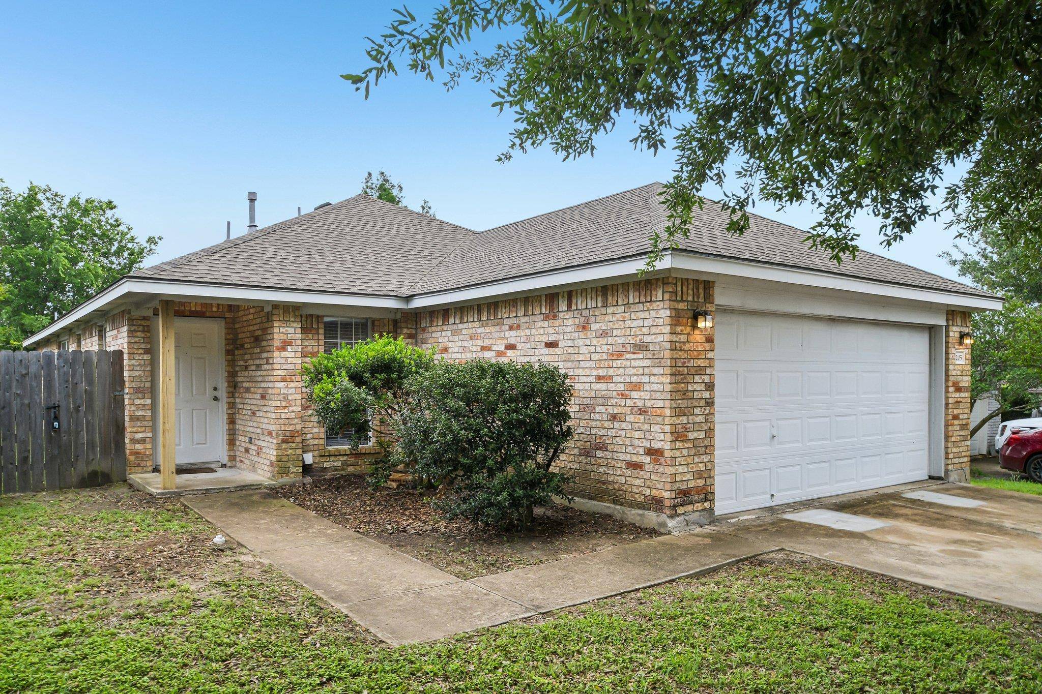 205 Cavalry TRL, Elgin, TX 78621