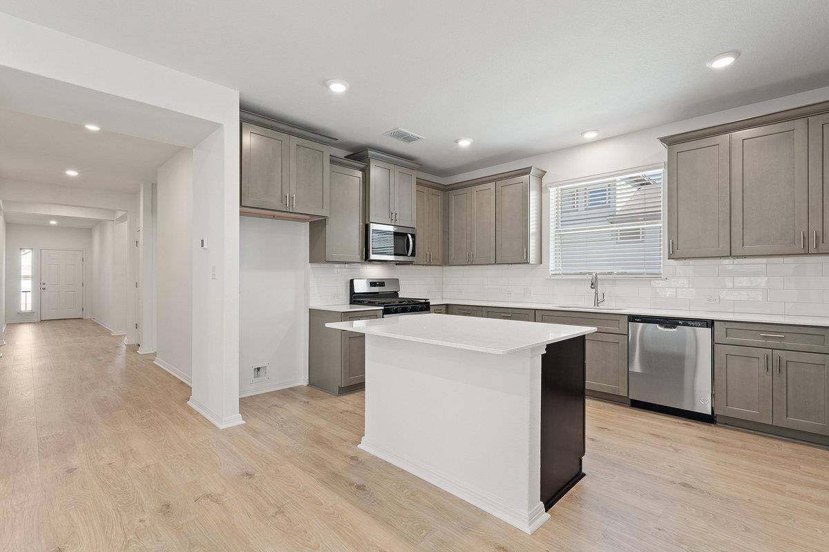 424 Treadwell LN, Kyle, TX 78640