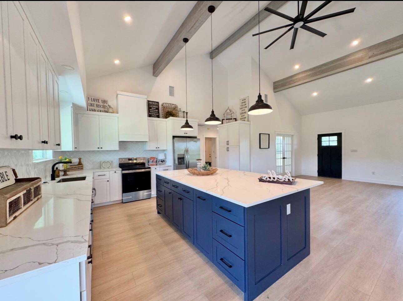 1300 Private Road 7037, Lexington, TX 78947