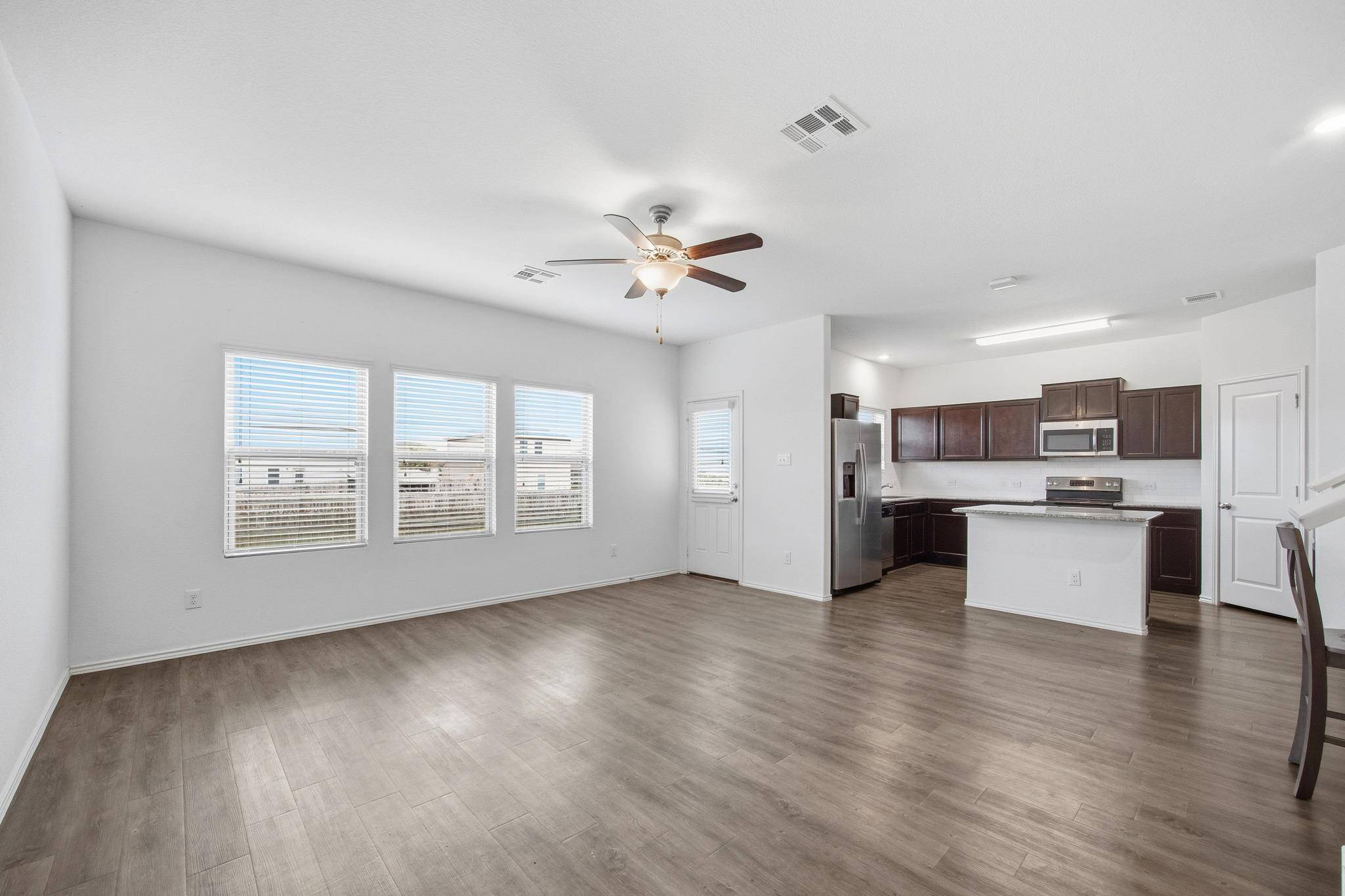 470 Major Lee LN, Jarrell, TX 76537