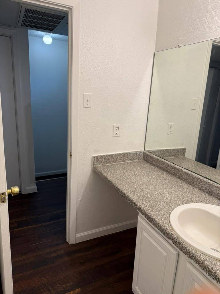 2124 Burton DR #251, Austin, TX 78741