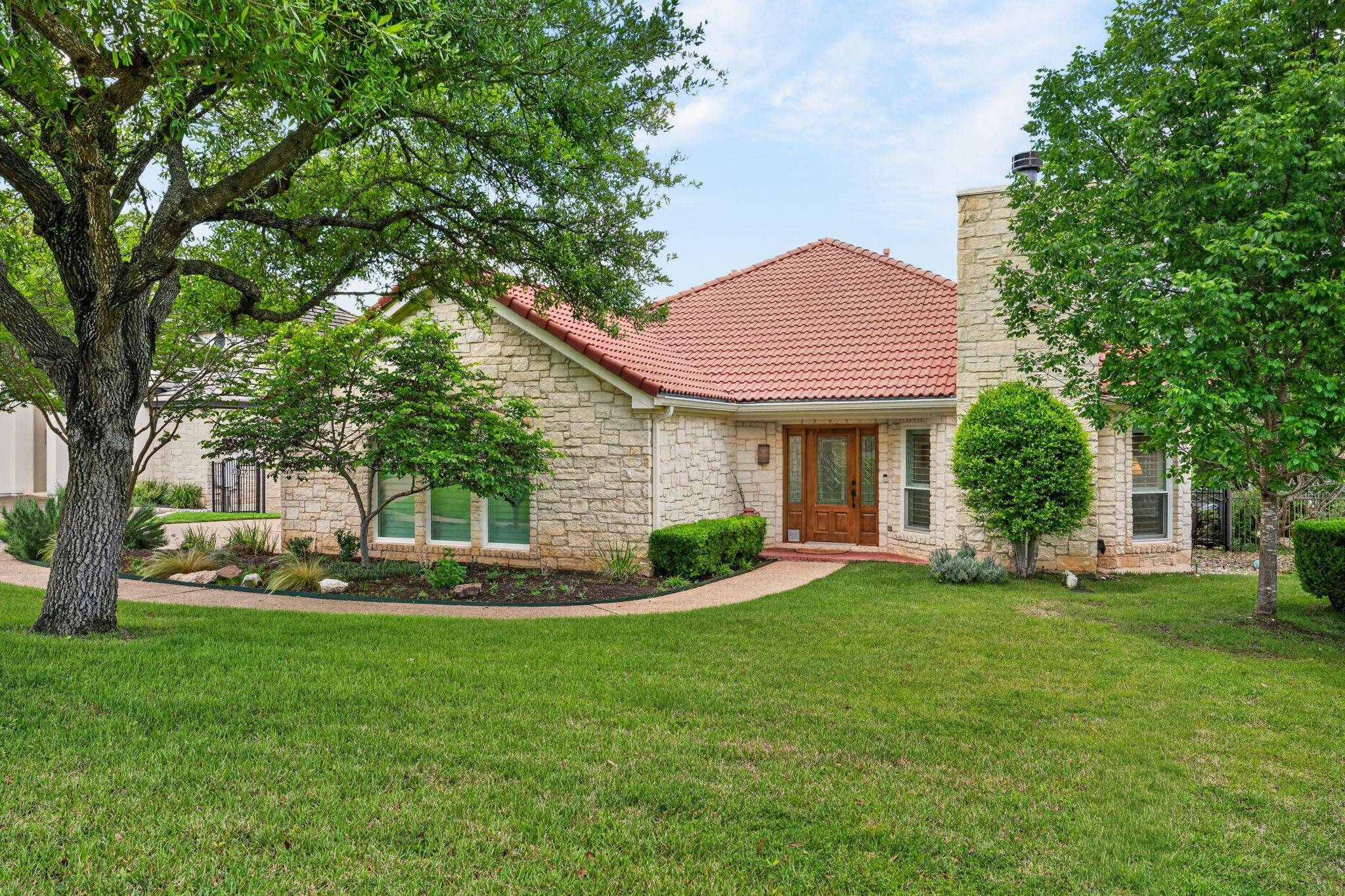 17 Stillmeadow DR, The Hills, TX 78738