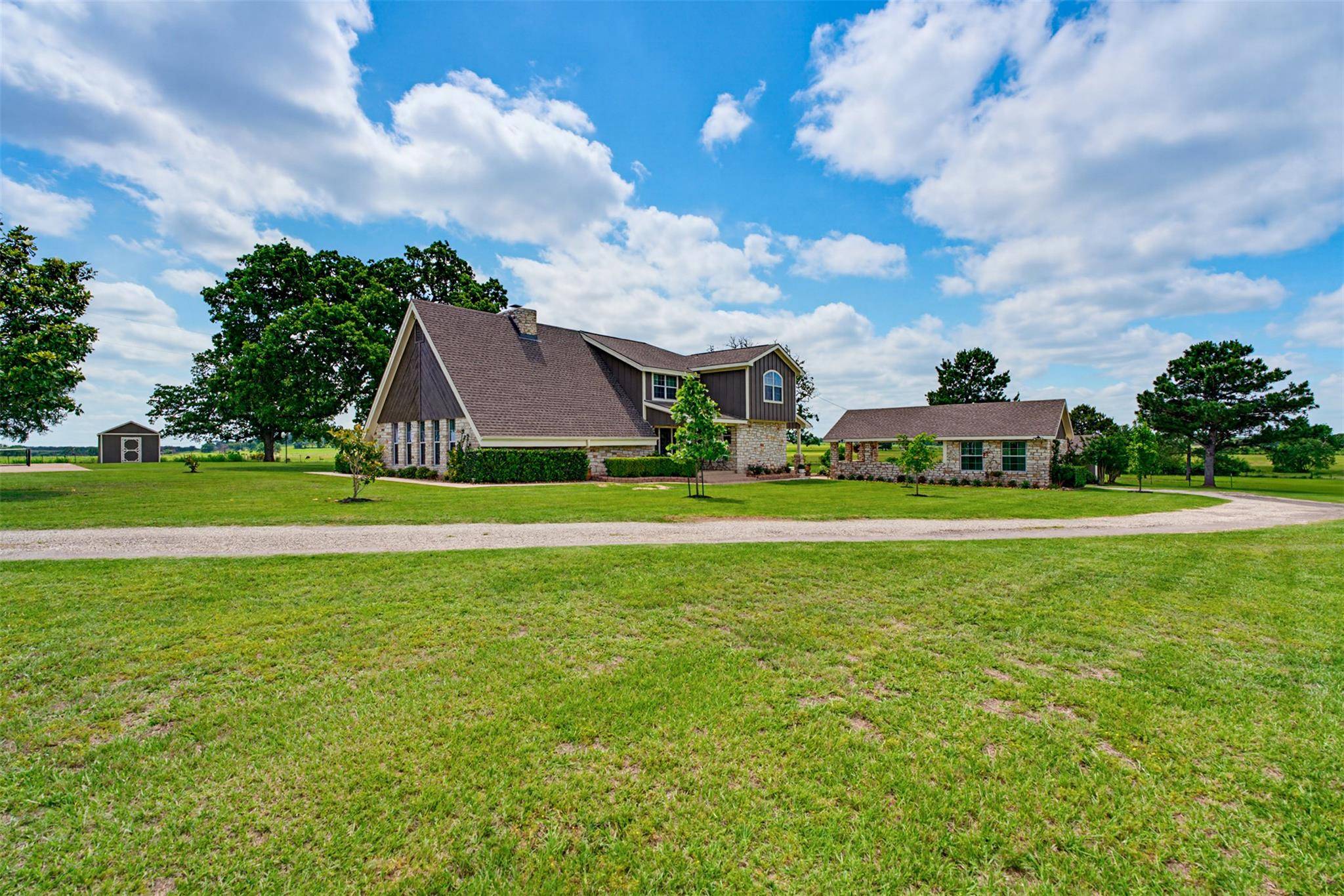489 Boyd LN, Rockdale, TX 76567