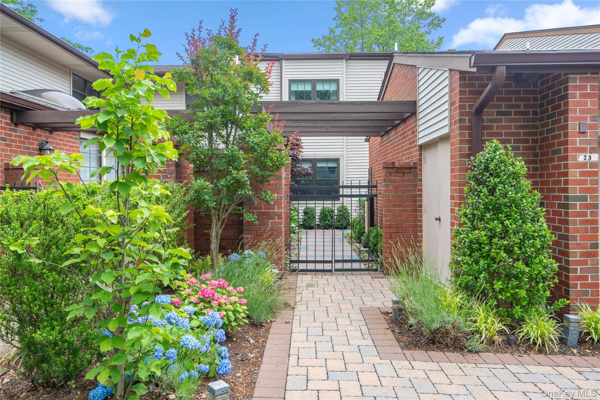 23 Estates TER, Manhasset, NY 11030