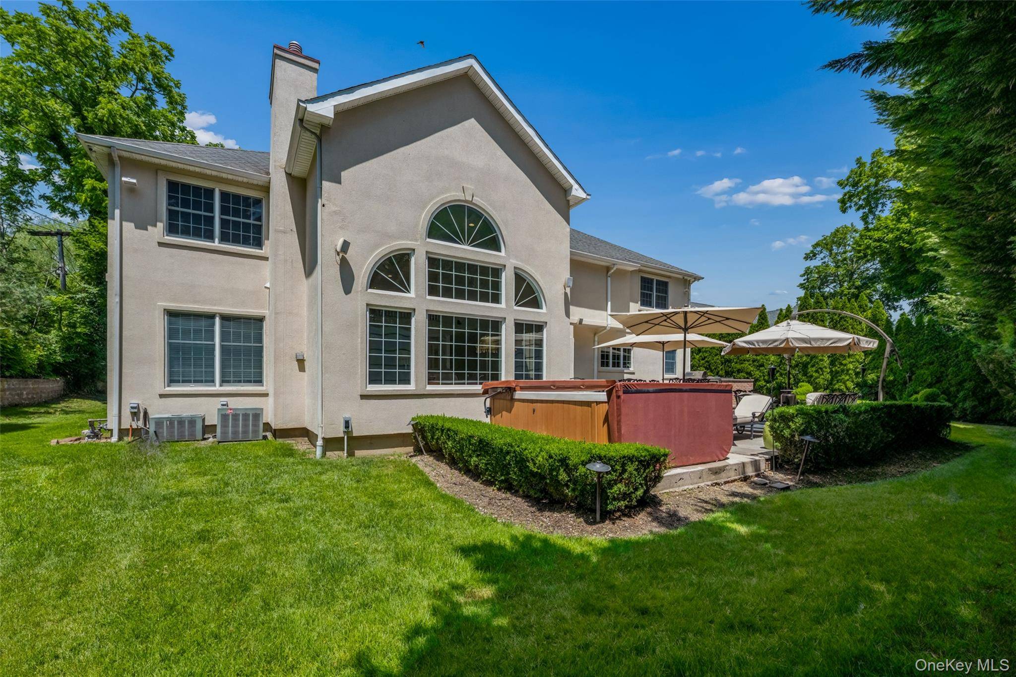 50 Eastwoods CT, Roslyn, NY 11576