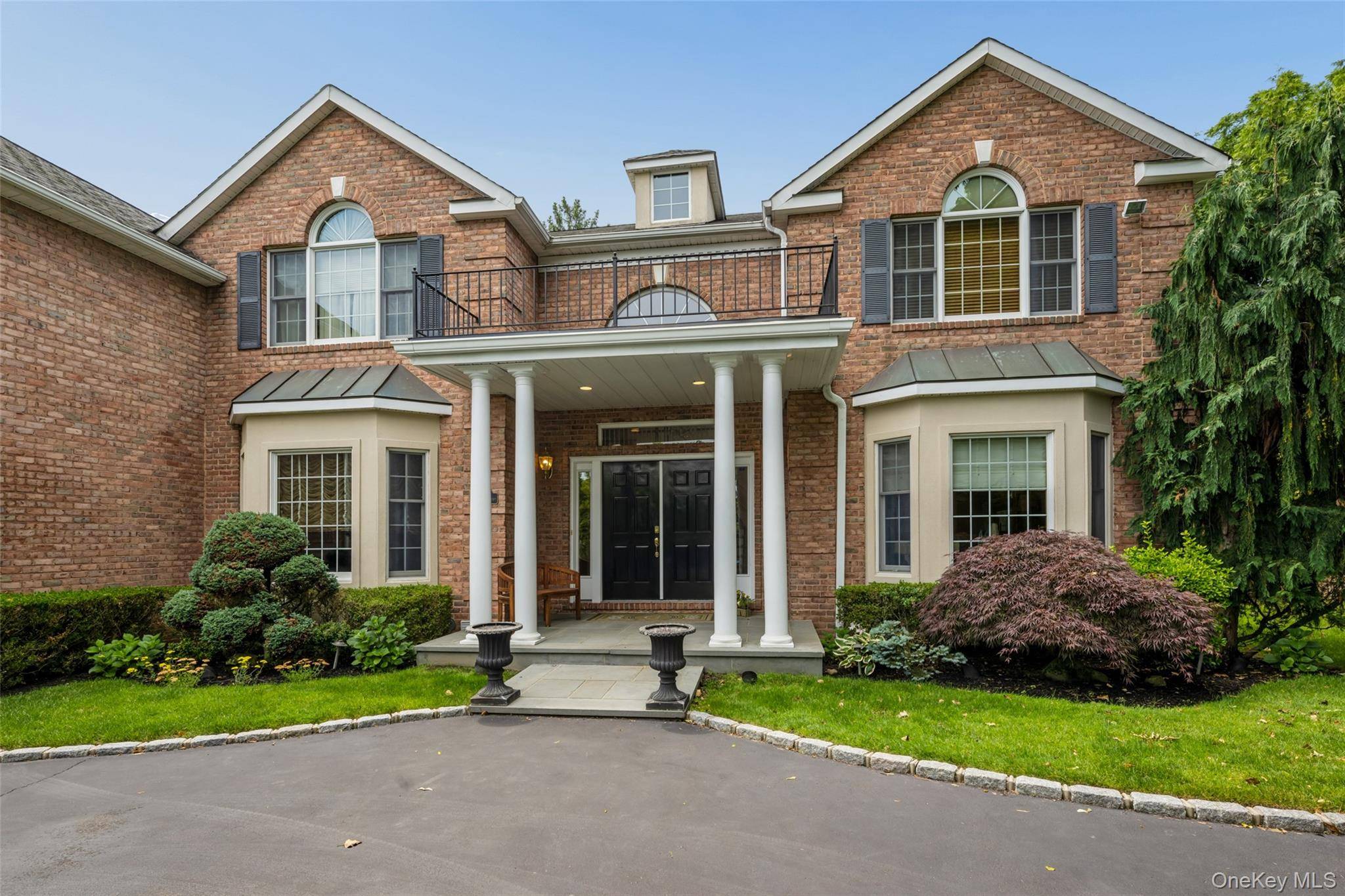 50 Eastwoods CT, Roslyn, NY 11576