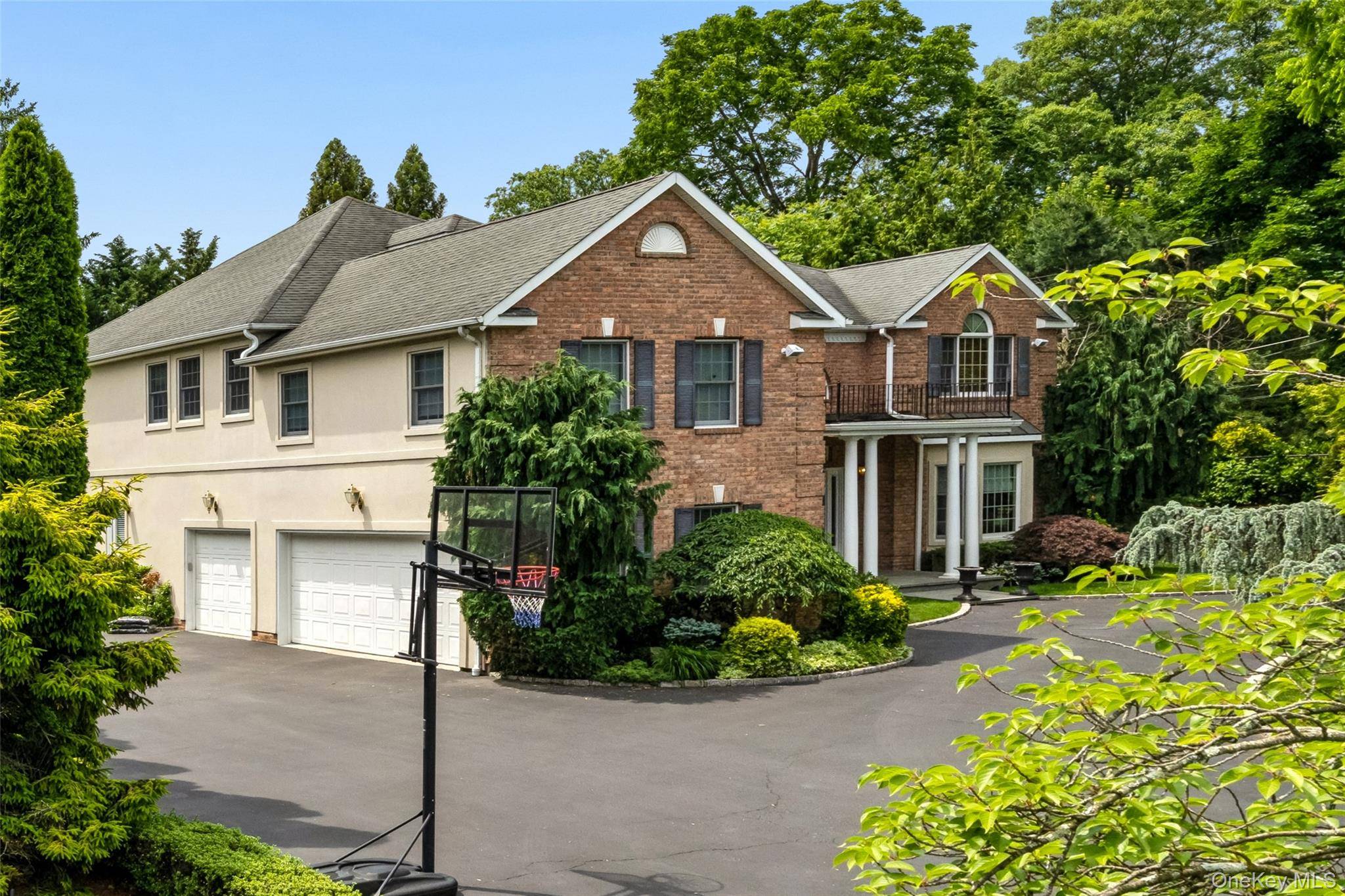 50 Eastwoods CT, Roslyn, NY 11576