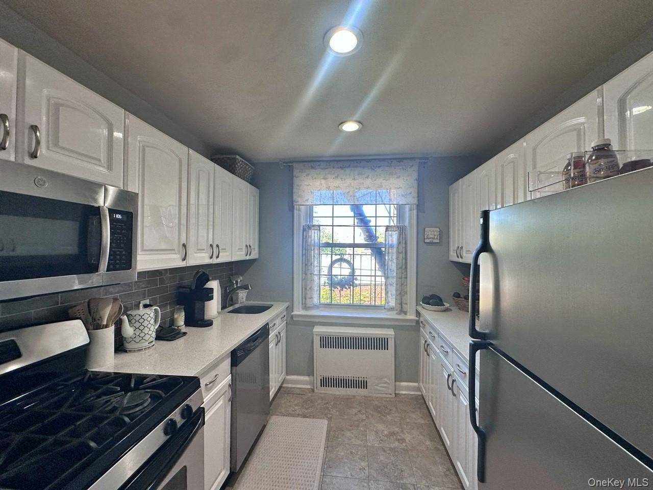 8 Welwyn RD #2G, Great Neck, NY 11020