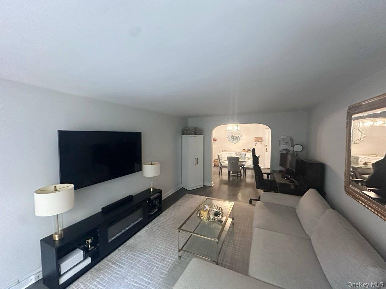 8 Welwyn RD #2G, Great Neck, NY 11020