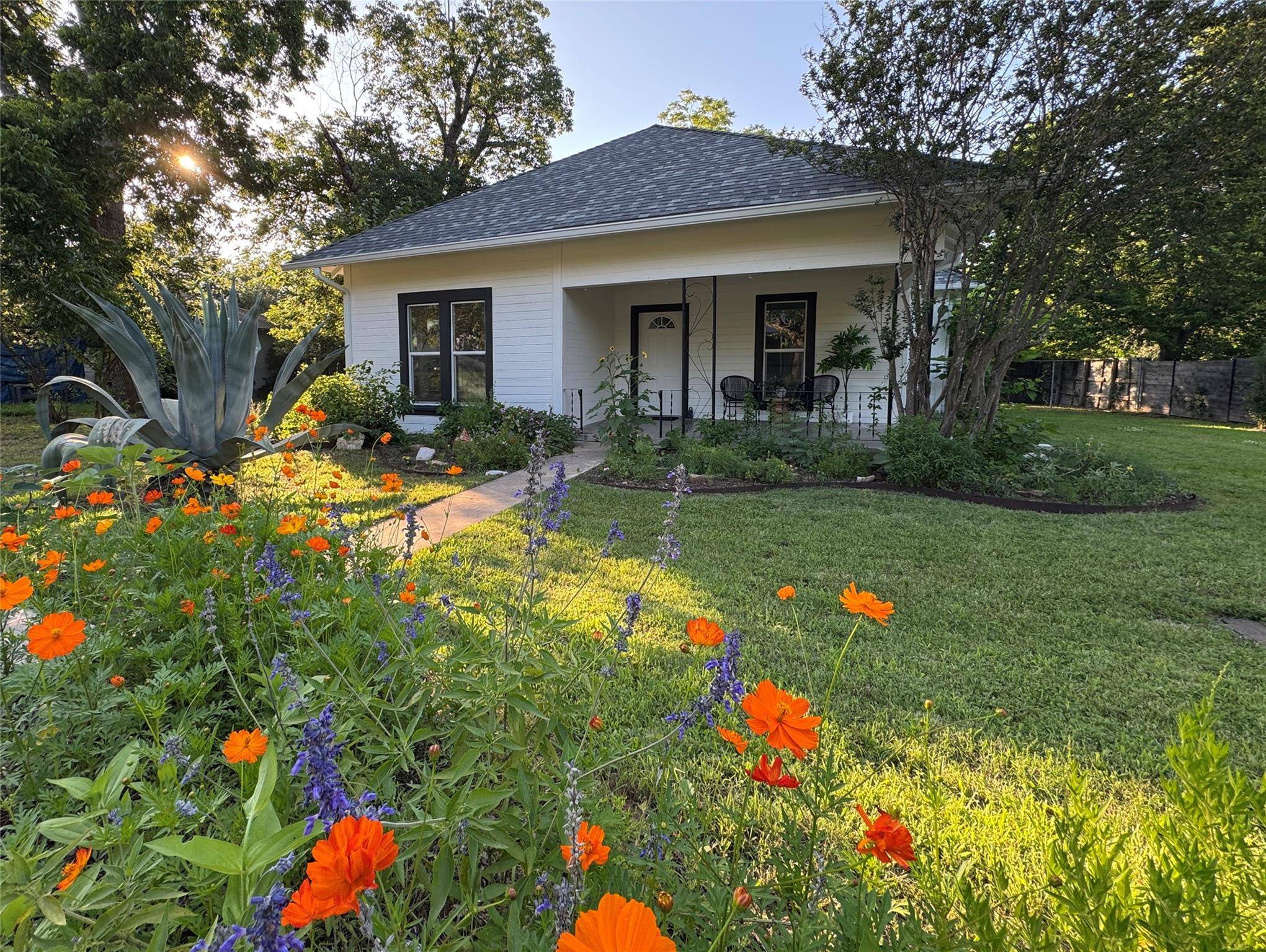 302 E Brenham ST, Elgin, TX 78621