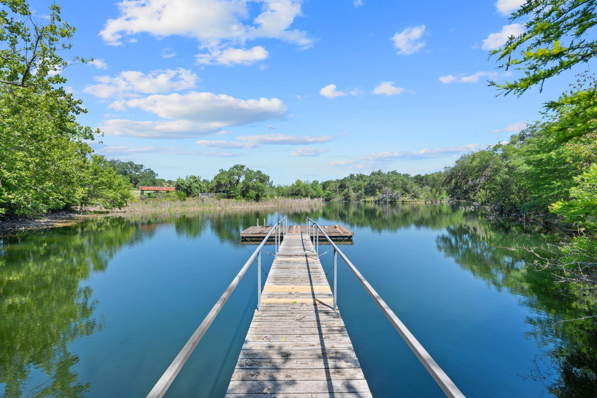 520 Holder LN, Dripping Springs, TX 78620