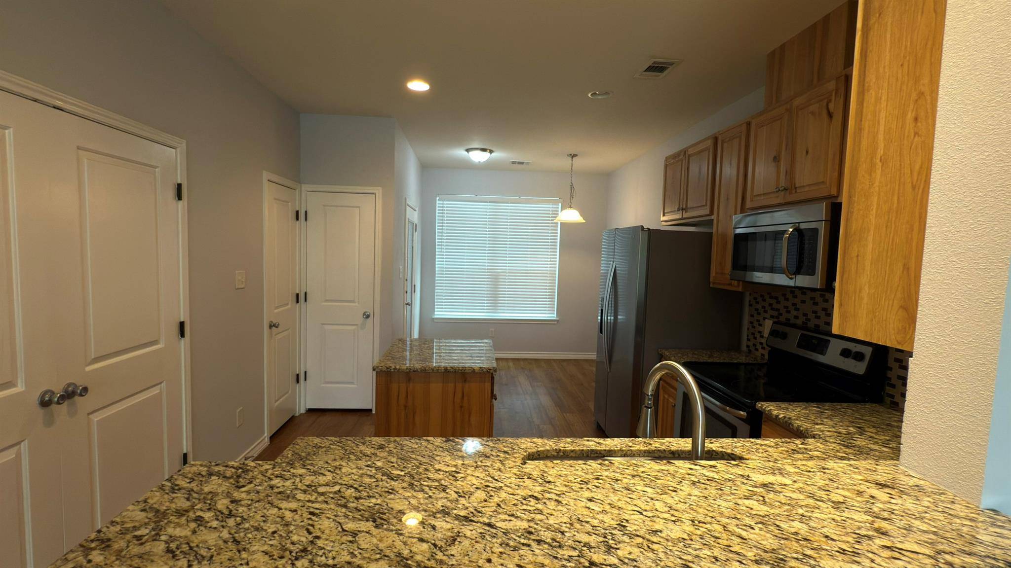 400 West ST #B, Hutto, TX 78634