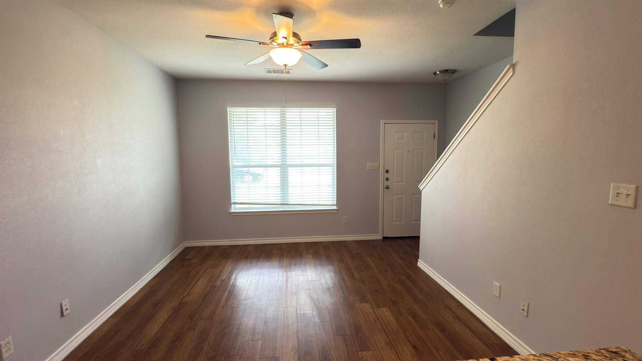 400 West ST #B, Hutto, TX 78634