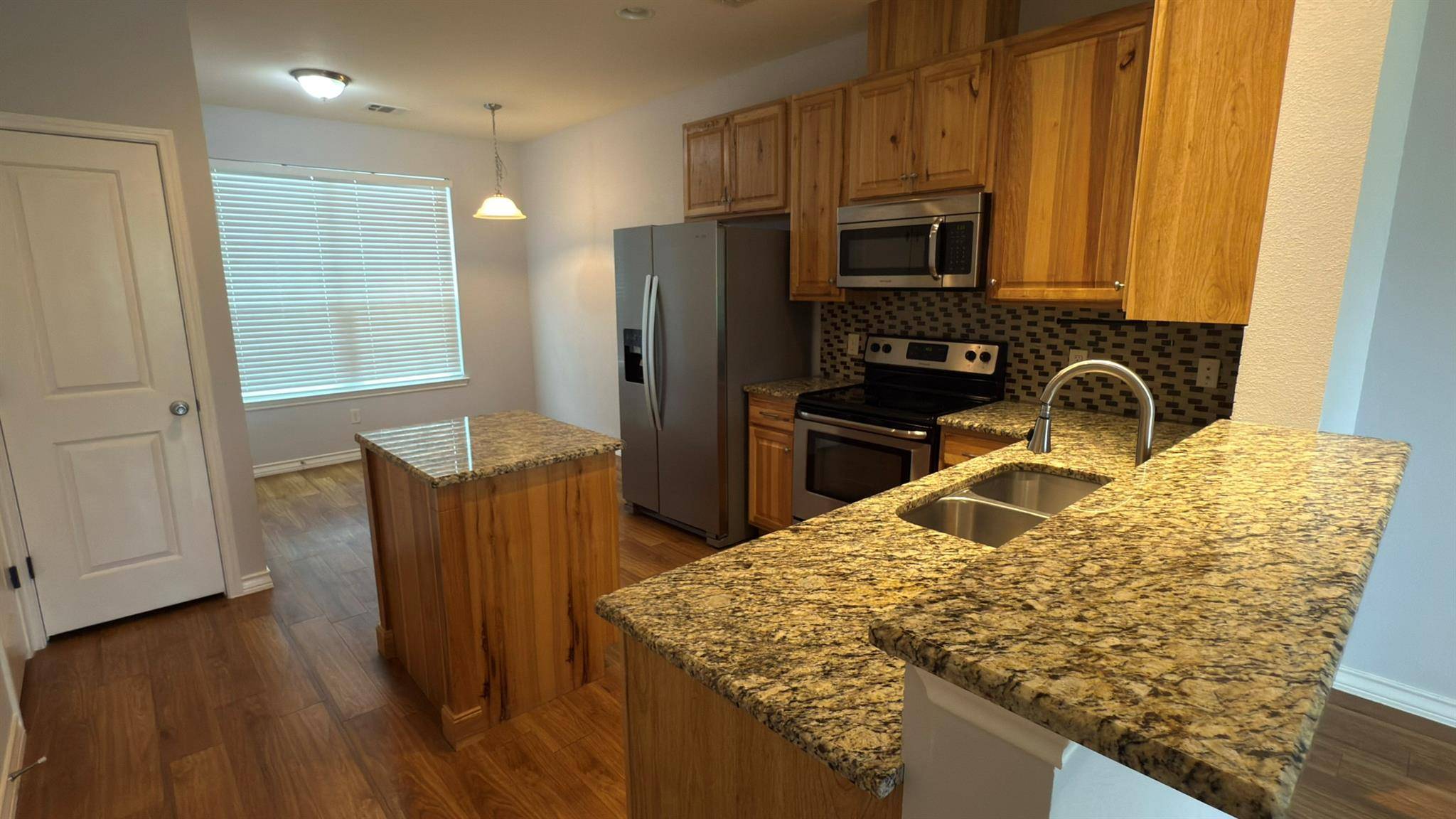 400 West ST #B, Hutto, TX 78634
