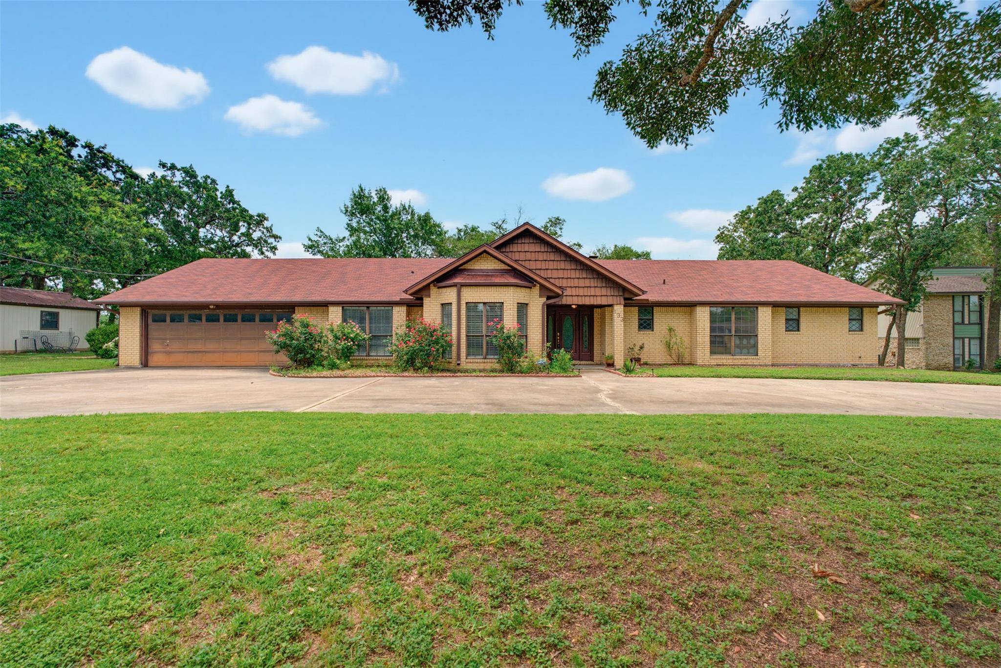 133 Champions DR, Rockdale, TX 76567