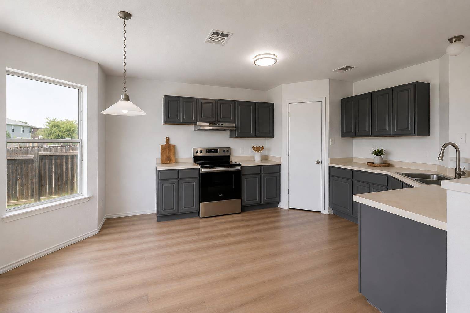 211 Phillips ST, Hutto, TX 78634