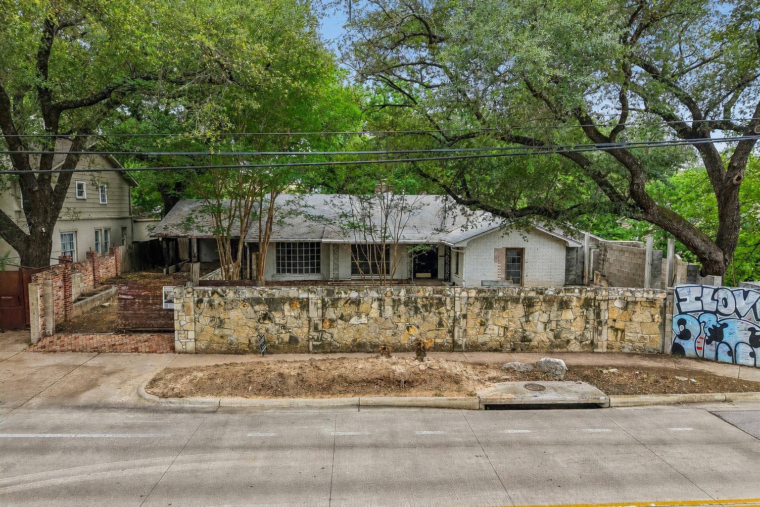 801 E 32nd ST, Austin, TX 78705