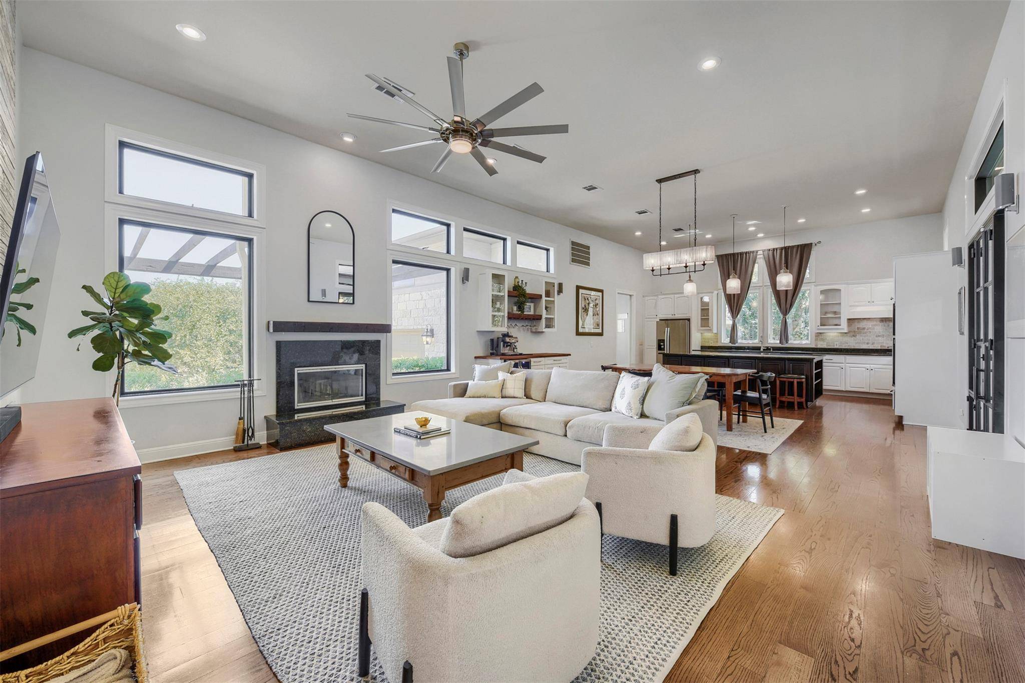 220 Clubhouse DR, Lakeway, TX 78734