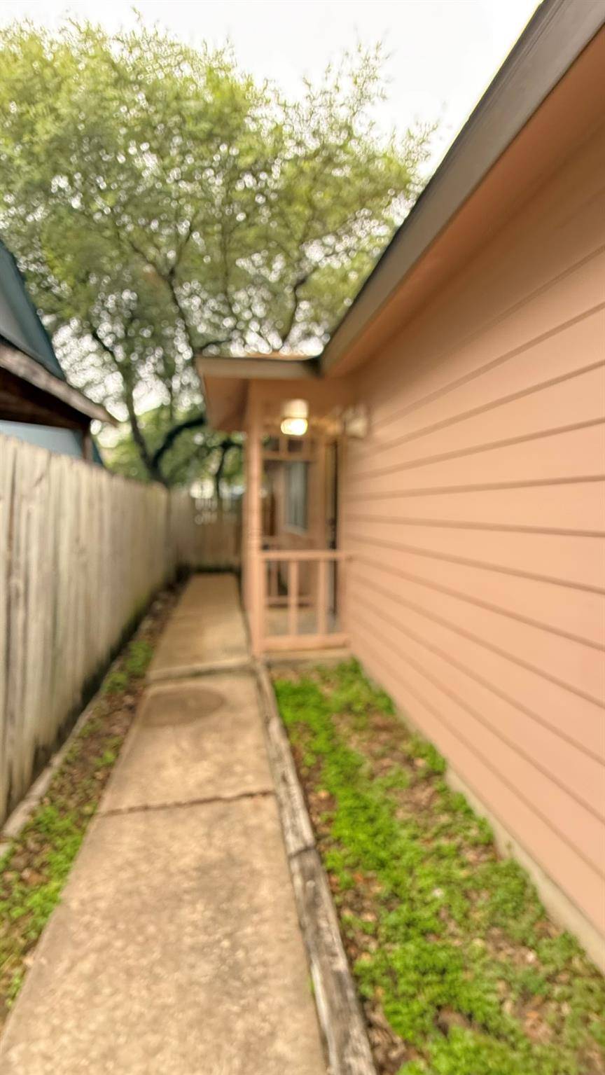 11945 Sunhillow BND #B, Austin, TX 78758